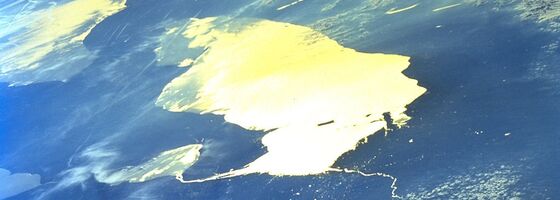 Aus dem Weltraum und bei Licht betrachtet: Der Lake Erisee