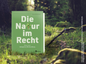 Das Buch "Natur im Recht" von Bernd Söhnlein steht auf einer Waldlichtung, umgeben von üppiger Natur und Bäumen.